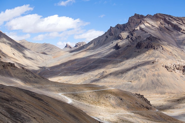 Himalajski krajobraz w Himalajach wzdłuż autostrady ManaliLeh Himachal Pradesh w Indiach