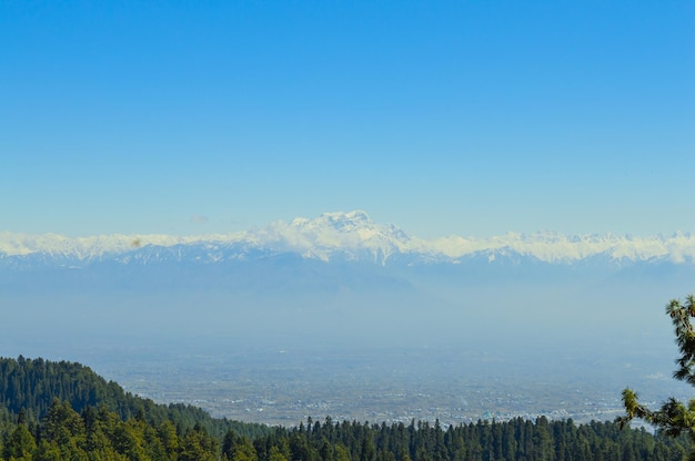 Himalaya mountain w Kaszmirze Snow village w Gulmarg w Indiach Krajobraz pięknej przyrody Himalaya góry na niebie