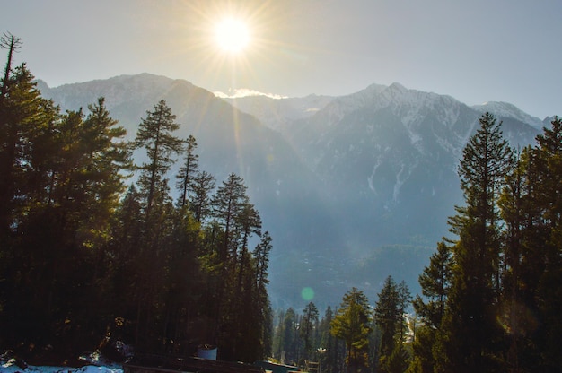 Himalaya mountain w Kaszmirze Snow village w Gulmarg w Indiach Krajobraz pięknej przyrody Himalaya góry na niebie