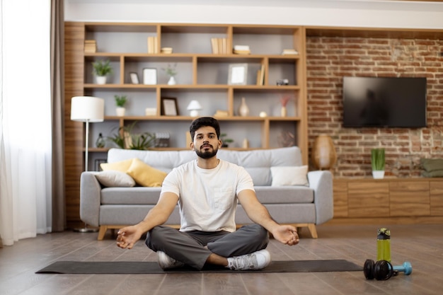 Hindus praktykujący medytację w pozycji lotosu w domu