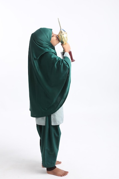 Hinduska muzułmanka w hidżabie trzymająca zwycięskie trofeum