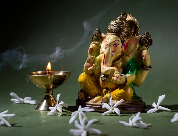 Hinduski Bóg Ganesha. Ganesha Idol. Kolorowa Statua Ganesha Idol Na Ciemnym Tle. Miejsce Na Tekst Lub Nagłówek.