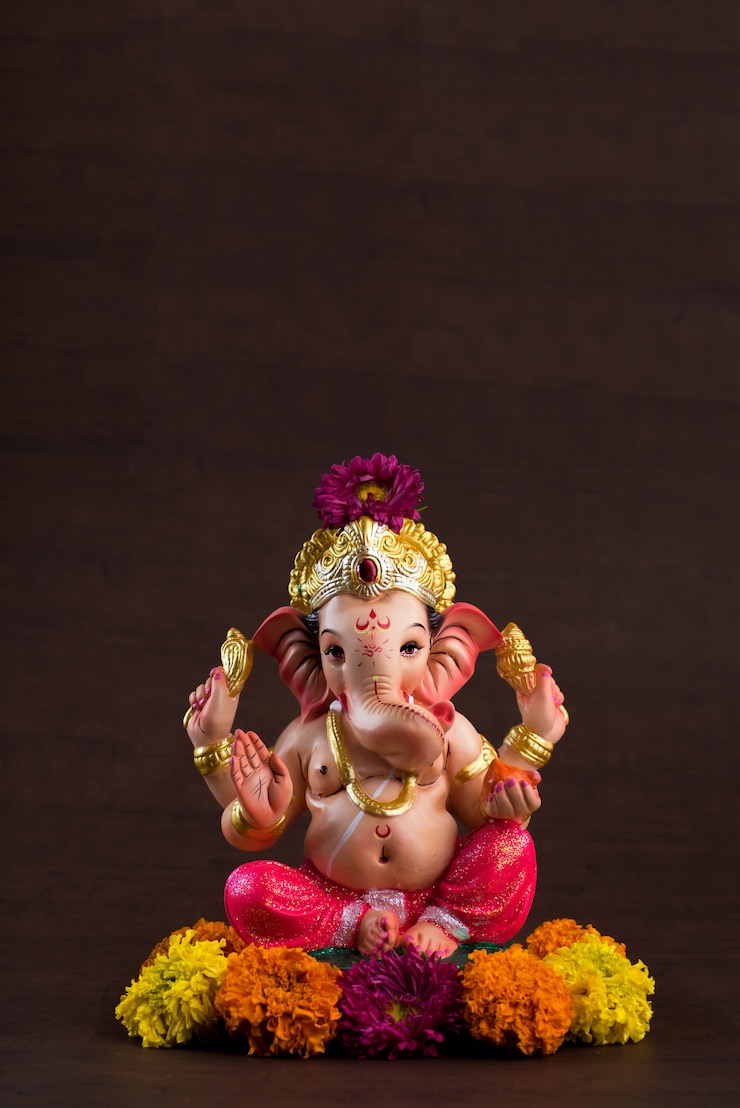 Hinduski Bóg Ganesha. Ganesha Idol na ciemnej drewnianej przestrzeni.