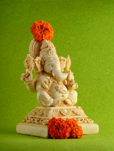 Zdjęcie hinduski bóg ganesha. ganesha idol na zielonym tle