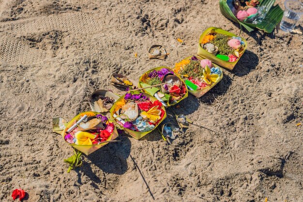 Hinduskie ofiary i prezenty dla boga na plaży na Bali w Indonezji