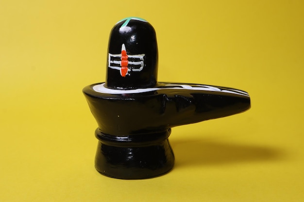 Zdjęcie hinduskie shiva linga na białym tle