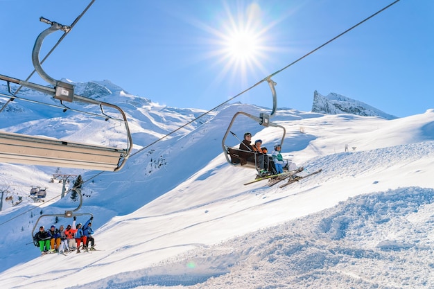 Hintertux, Austria - 5 lutego 2019: Ludzie na wyciągach krzesełkowych w ośrodku narciarskim na lodowcu Hintertux w Zillertal w Tyrolu w Austrii zimą w Alpach. Wyciągi krzesełkowe w alpejskich górach ze śniegiem.