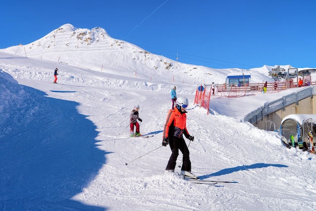 Hintertux, Austria - 5 lutego 2019: Narciarka i dzieci na nartach na lodowcu Hintertux w Tyrolu w Mayrhofen w Austrii, zimowe Alpy. Lady girl i dzieci Narty w Hintertuxer Gletscher w górach