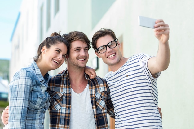 Hip przyjaciele biorąc selfie na ulicy