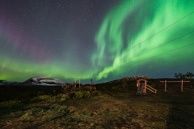 Hipnotyzujące Zdjęcie Zorzy Polarnej Na Nocnym Niebie Uchwycone W Norwegii