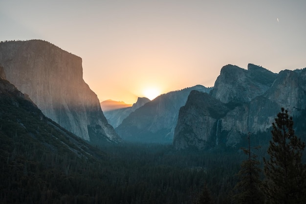 Hipnotyzujący widok na góry lśniące pod zachodem słońca w Parku Narodowym Yosemite