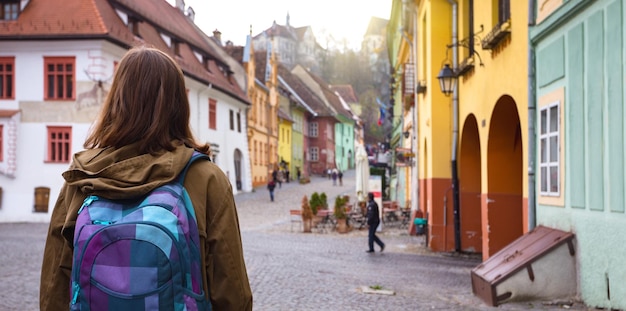 Zdjęcie hipster dziewczyna spacerująca po pięknej ulicy