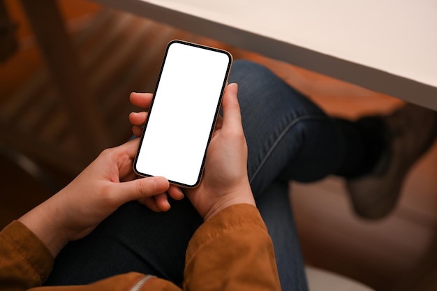 Hipster dziewczyna używająca smartfona przy stole Makieta białego ekranu smartfona do montażu grafiki