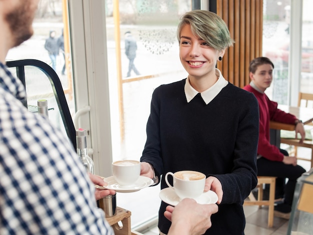 Hipster młodzieżowa rozrywka styl życia dziewczyna kawiarnia