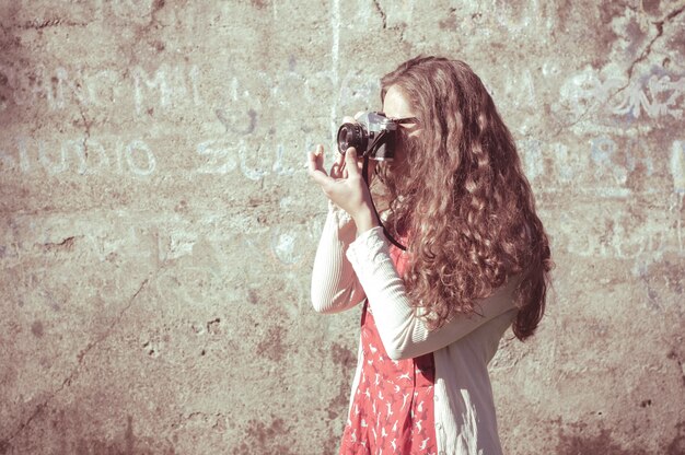 hipster vintage kobieta ze starego aparatu