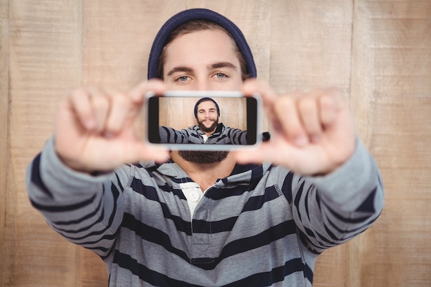 Hipster z kapturem koszula biorąc autoportret