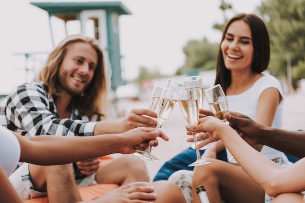 Hipsters Happy Friends Doping Na Beach Party