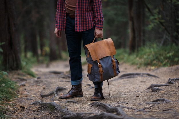 Hipsterski Podróżnik Z Plecakiem Vintage W Naturze