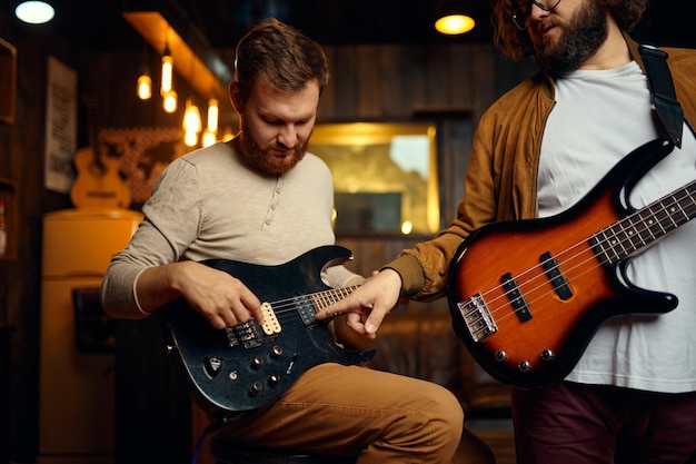 Hipsterzy Trenujący Grę Na Gitarze, Ciesz Się Próbą