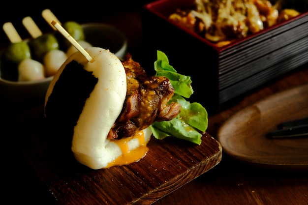 Hirata buns Japońskie bułeczki gotowane na parze wypełnione wieprzowiną chashu tempura karaage Tradycyjne japońskie jedzenie