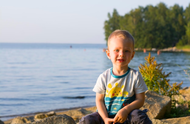 Histeria u dziecka Mały chłopiec płacze Na ulicy na plaży nad morzem