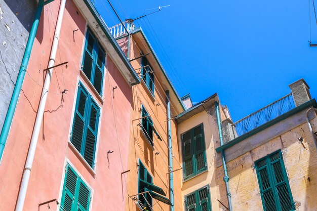 Historyczna architektura Cinque Terre w słoneczny dzień