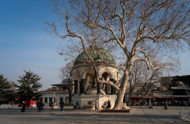 Historyczna fontanna na placu Sultanahmet Niemiecka fontanna w słoneczny dzień Stambuł Turcja