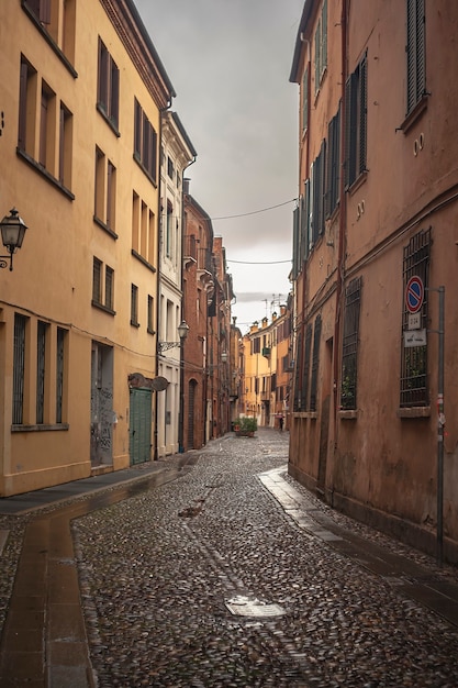 Historyczna pusta aleja w historycznym centrum Ferrary we Włoszech