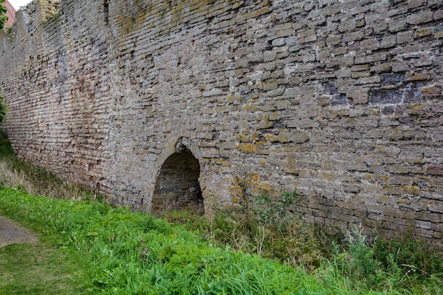 Historyczna twierdza Oreshek to starożytna rosyjska twierdza. Widok na strażnicę królewską. Twierdza Shlisselburg w pobliżu Sankt Petersburga, Rosja. Założona w 1323 r. Twierdza Oreshek