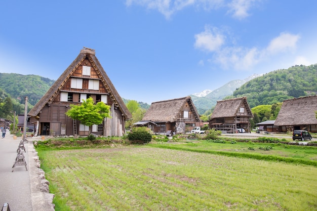 Historyczna wioska japońska - Shirakawago na wiosnę, punkt orientacyjny podróży w Japonii