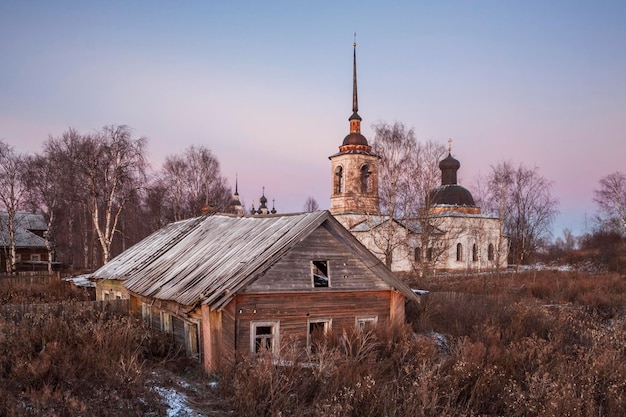 Historyczne budynki na tle nieba podczas zachodu słońca