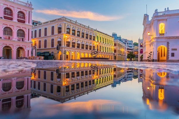 Zdjęcie historyczne centrum placu senado w makau w chinach o zmierzchu