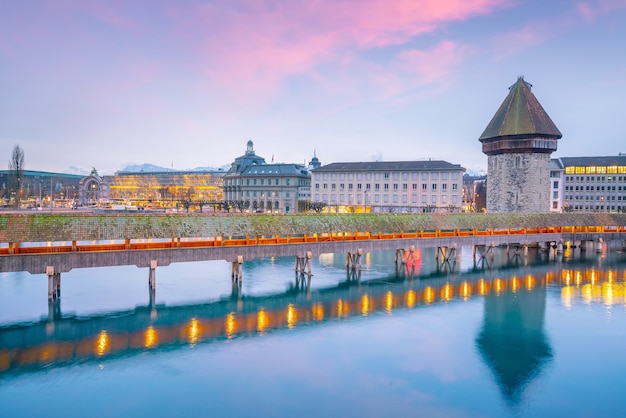 Historyczne centrum śródmieścia Lucerny z Chapel Bridge i Jeziorem Czterech Kantonów w Szwajcarii o zachodzie słońca