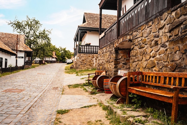 Zdjęcie historyczne centrum wioski regionu holloko północne węgry unesco tradycyjny kościół katolicki holloko