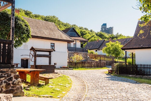 Historyczne centrum wioski w regionie Holloko Północne Węgry Unesco Tradycyjny kościół katolicki w Holloko