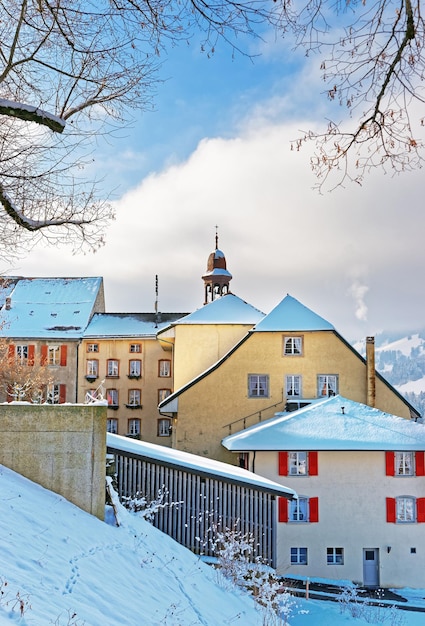 Historyczne miasto Gruyeres w kantonie Fryburg, Szwajcaria w zimie. Gruyere jest znanym miejscem turystycznym i znanym z sera