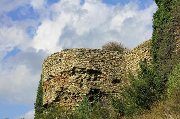 Historyczne mury zamku Yoros w Stambule