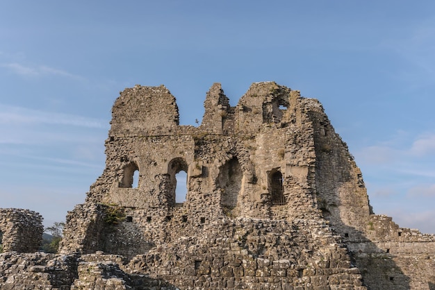 Historyczne ruiny zamku Ogmore na tle nieba