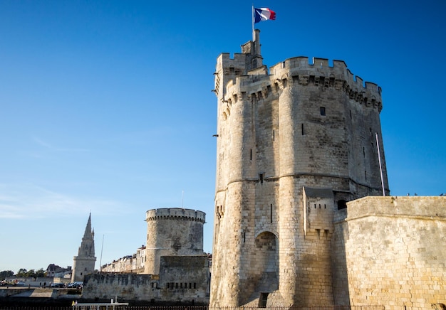 Historyczne wieże w starym porcie la Rochelle we Francji