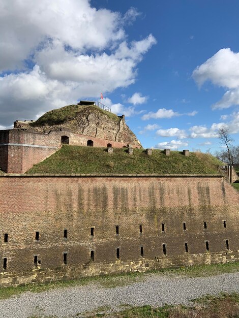 Zdjęcie historyczny budynek na chmurnym niebie