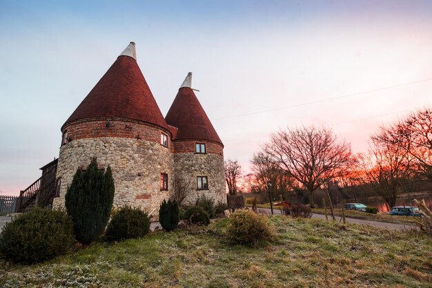 Zdjęcie historyczny budynek na jasnym niebie