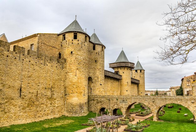 Zdjęcie historyczny budynek na tle nieba