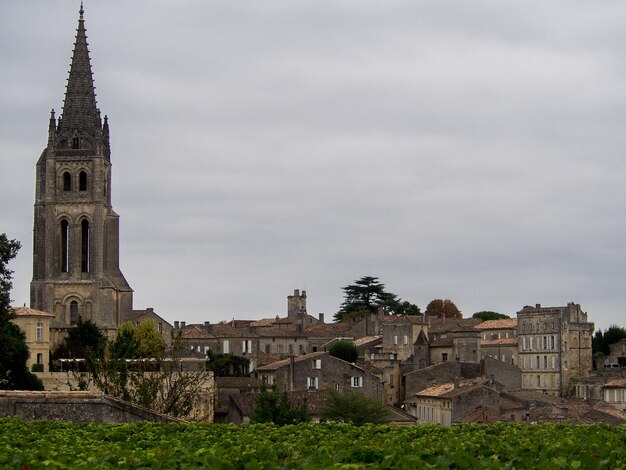 Zdjęcie historyczny budynek przeciwko niebu saint-emilion we francji