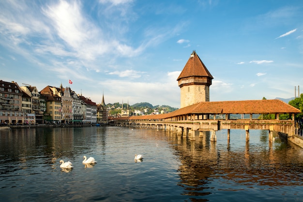 Historyczny centrum miasta lucerna z sławnym kaplica mostem w kantonie lucerna, Szwajcaria