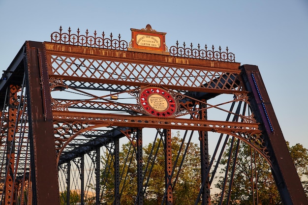 Historyczny most Truss Ornate Metalwork w Golden Hour Glow Fort Wayne Indiana