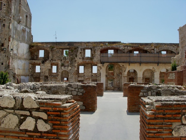 Historyczny opuszczony budynek na jasnym niebie