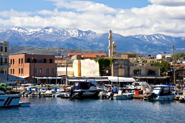 Historyczny Port Wenecki W Chanii, Kreta, Grecja. Morze I Góry, Słoneczny Dzień