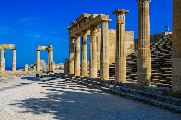 Historyczny punkt orientacyjny w Lindos Grecja zwany Lindos Acropolis pełen ruin starożytnej cytadeli