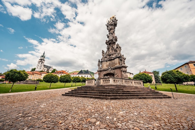 Historyczny rynek w górniczym mieście Kremnica na Słowacji Widok na zamek i kościół św Katarzyny w mieście