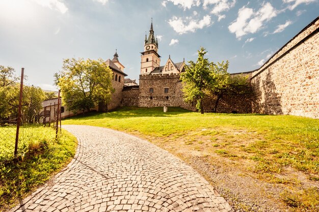 Historyczny rynek w górniczym mieście Kremnica na Słowacji Widok na zamek i kościół św Katarzyny w mieście